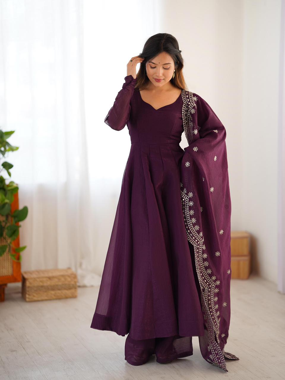 Heavy fendy silk gown with duppata - Image 5