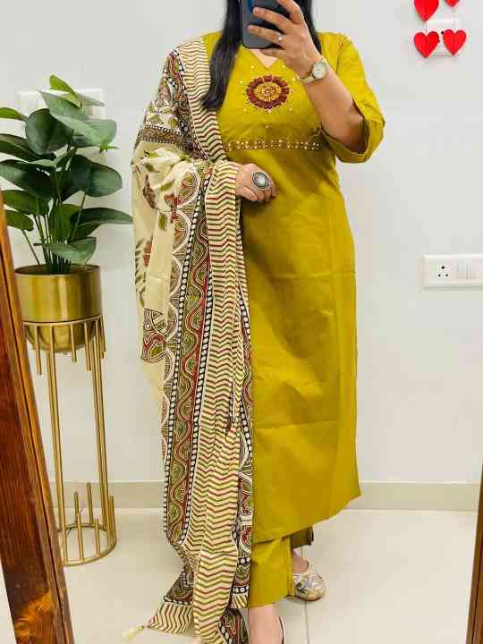Stylish Ethnic Kurti Pant Dupatta Set - Image 4