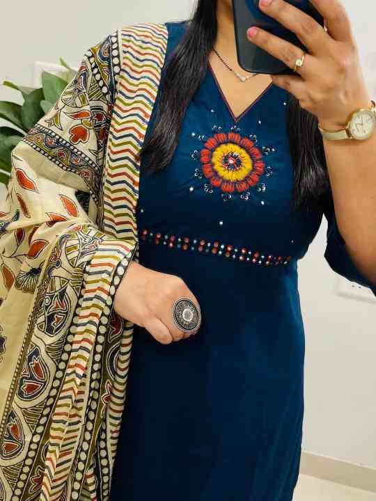 Stylish Ethnic Kurti Pant Dupatta Set - Image 10