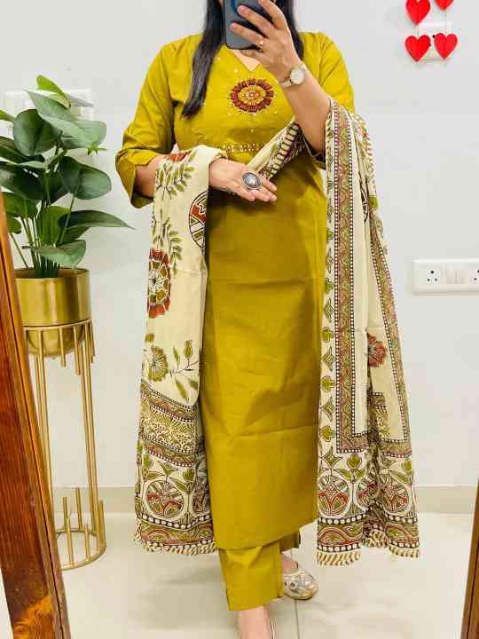 Stylish Ethnic Kurti Pant Dupatta Set - Image 20