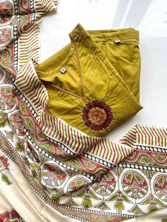 Stylish Ethnic Kurti Pant Dupatta Set - Image 24